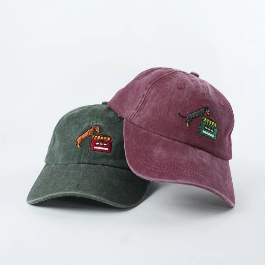 Dackel mit Bierkasten Cap | Bordeaux | Unisex Dad Hat | Bestickte Kappe
