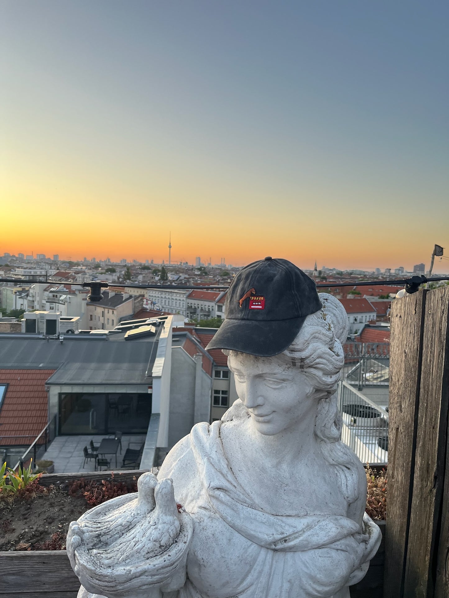 Dackel mit Bierkasten Cap | Schwarz