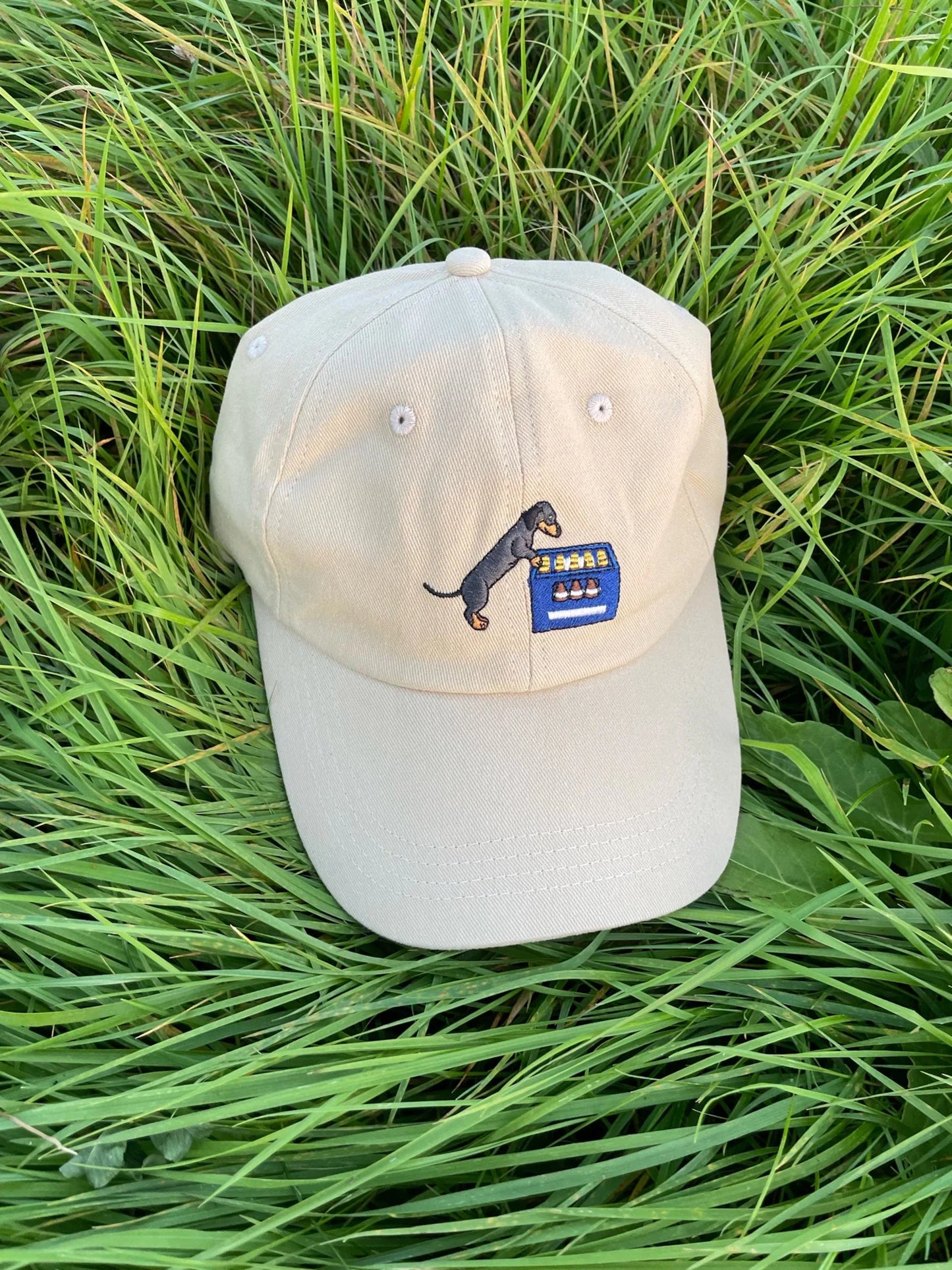 Dackel mit Bierkasten Cap | Beige