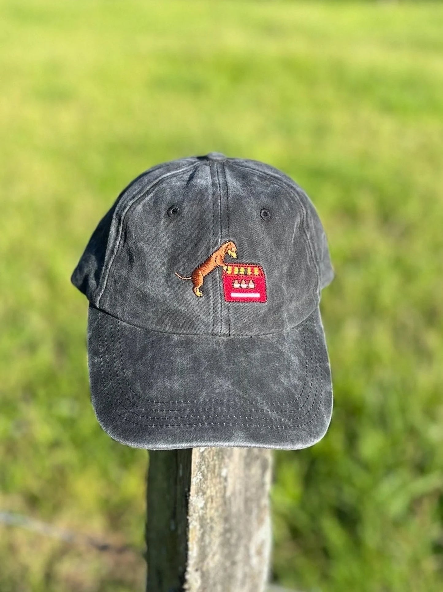 Dackel mit Bierkasten Cap | Schwarz