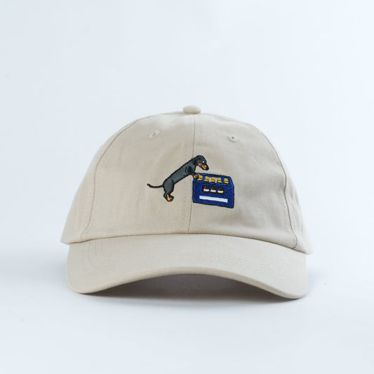 Dackel mit Bierkasten Cap | Beige