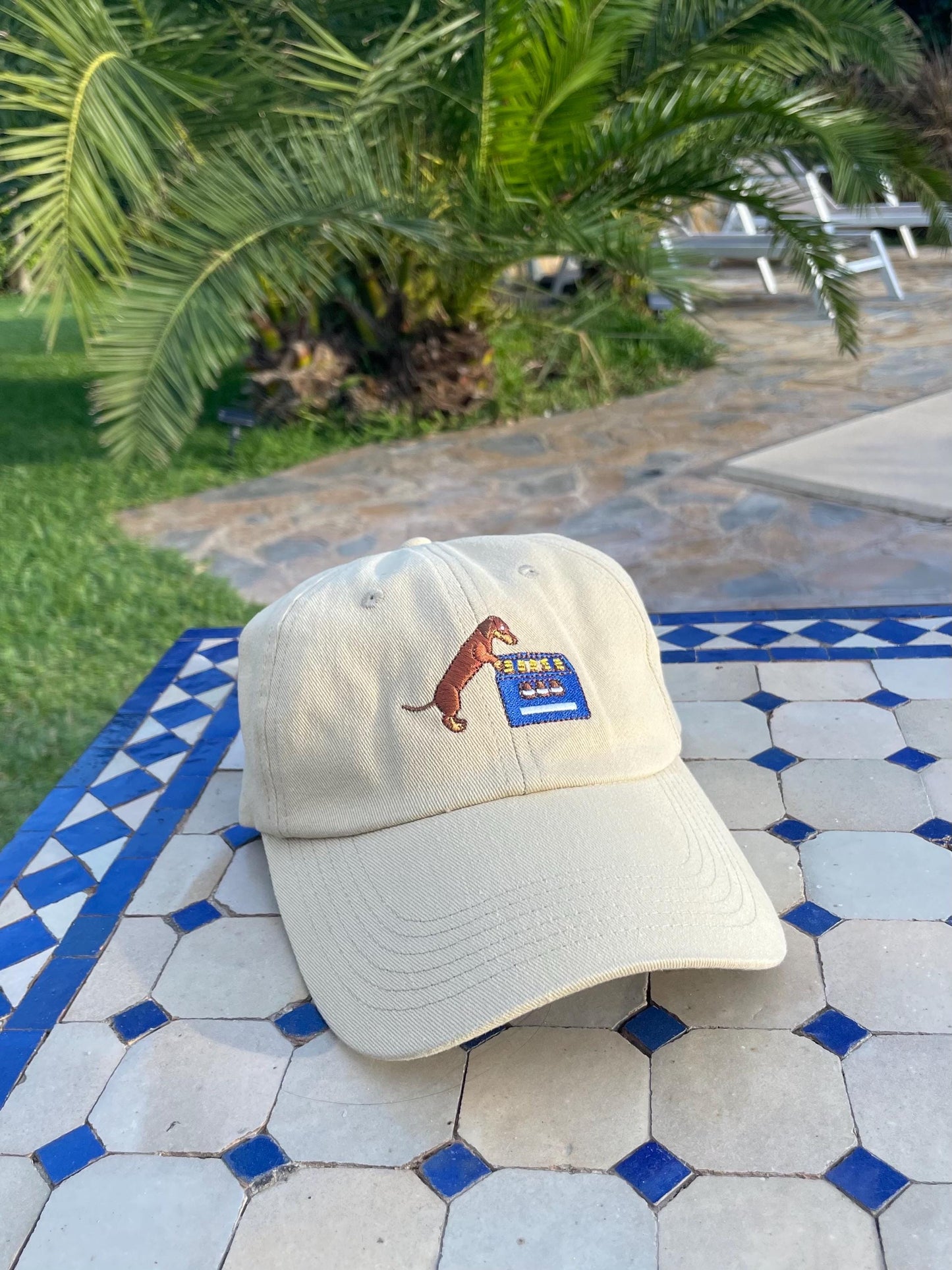 Dackel mit Bierkasten Cap | Beige | Unisex Dad Hat | Bestickte Kappe