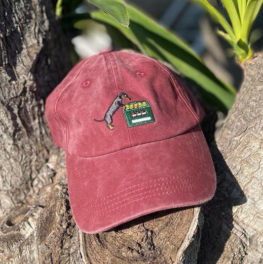 Dackel mit Bierkasten Cap | Bordeaux | Unisex Dad Hat | Bestickte Kappe