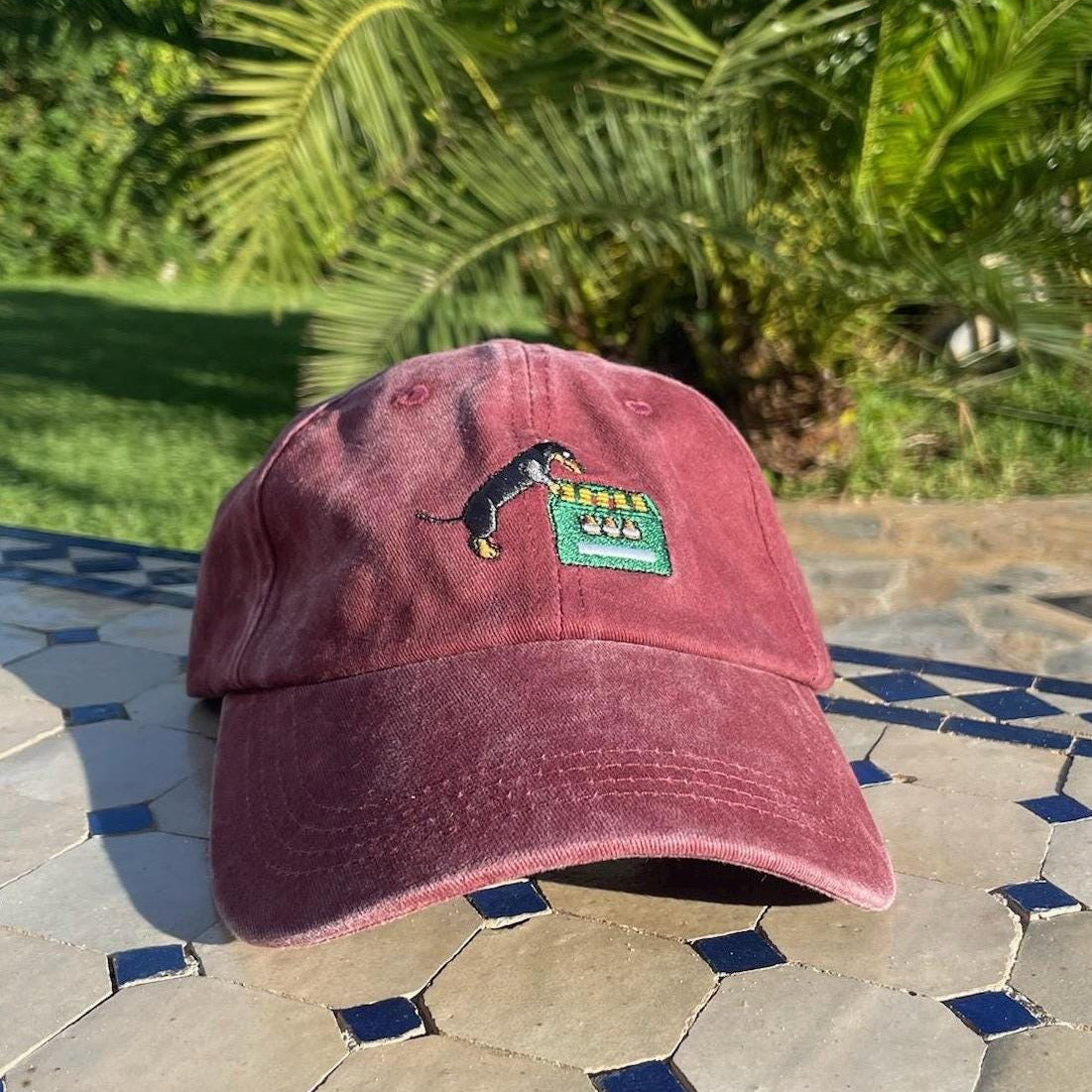 Dackel mit Bierkasten Cap | Bordeaux | Unisex Dad Hat | Bestickte Kappe