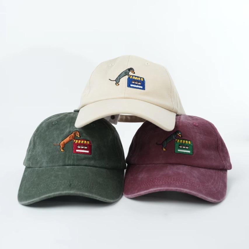 Dackel mit Bierkasten Cap | Bordeaux | Unisex Dad Hat | Bestickte Kappe
