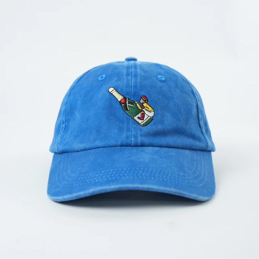 Jockey auf Champagnerflasche Cap | Blau washed | Unisex Dad Hat | Bestickte Kappe