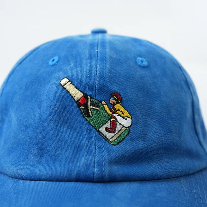 Jockey auf Champagnerflasche Cap | Blau washed | Unisex Dad Hat | Bestickte Kappe