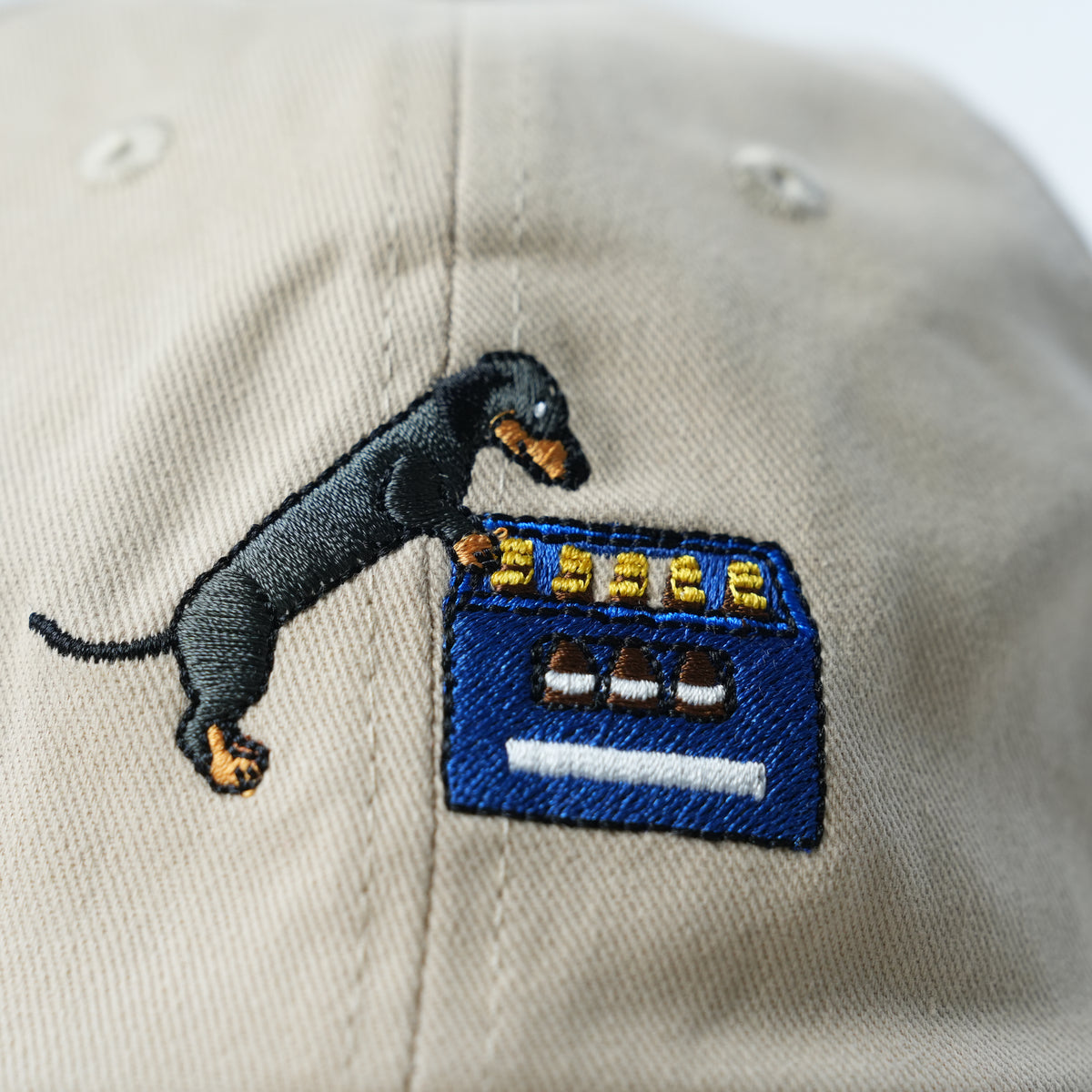 Dackel mit Bierkasten Cap | Beige