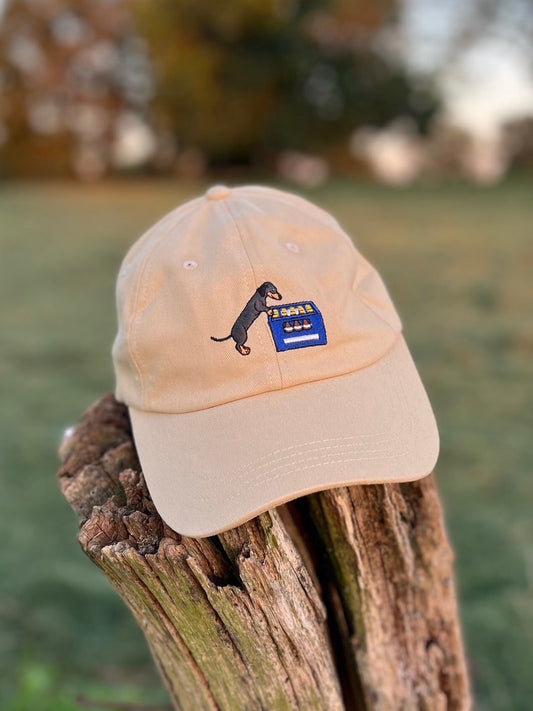 Dackel mit Bierkasten Cap | Beige